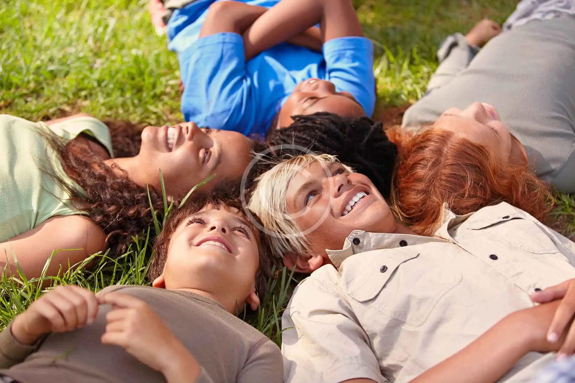 Enfants allongés dans l'herbe